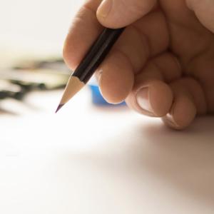 Une main tenant un crayon pendant un croquis