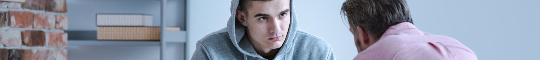 Thérapeute qui parle avec le patient