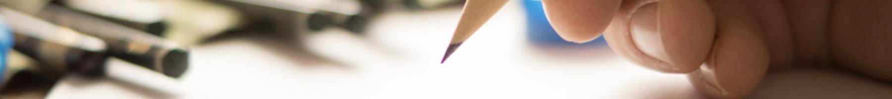 Une main tenant un crayon pendant un croquis