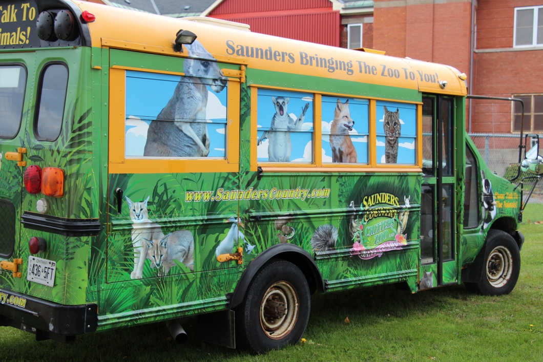 Saunders Critters Zoo van